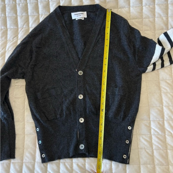 Authentic Thom Browne 100% Cashmere Gray Side Button Arm Stripe Cardigan Size 3 - Picture 11 of 12